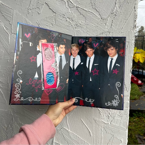 One Direction Book with 3D Pages! - Picture 6 of 6